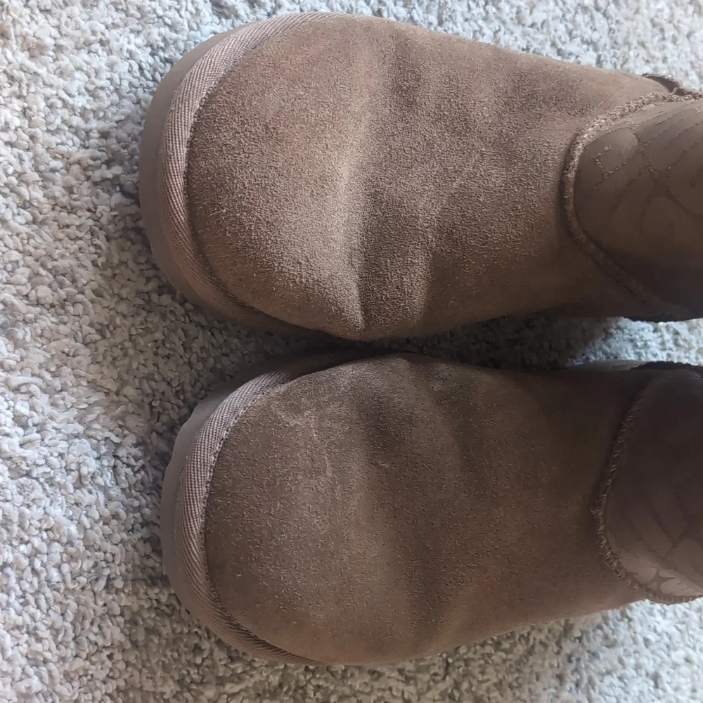 Ugg classic Short 2 Beige‎ logo Boots. Size 6